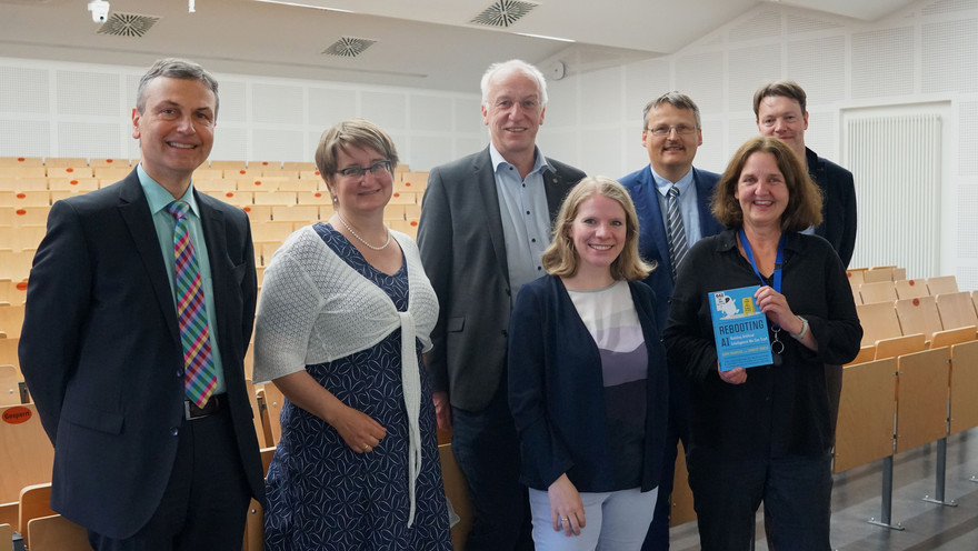 Eine interdisziplinäre Arbeitsgruppe hat die Förderung eingeworben. Auf dem Bild zu sehen sind Stefan Hörmann, Daniela Nicklas, Markus Behmer, Samira Rosenbaum, Fabian Franke, Ute Schmid und Steffen Illig (v.r.n.l.).