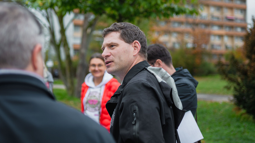 Der Brandschutzbeauftragte der Universität, Christian Übel, brieft sein Team