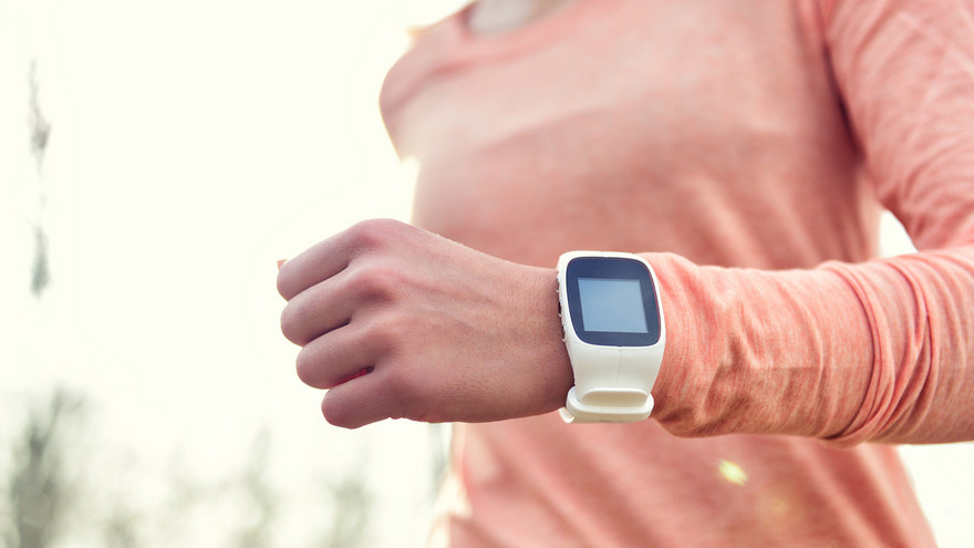 Frau mit Smartwatch beim Joggen