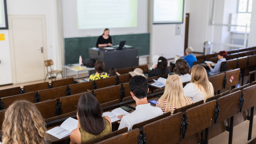 Teilnehmer*innen im Hörsaal bei Auftaktveranstaltung der Sommeruniversität