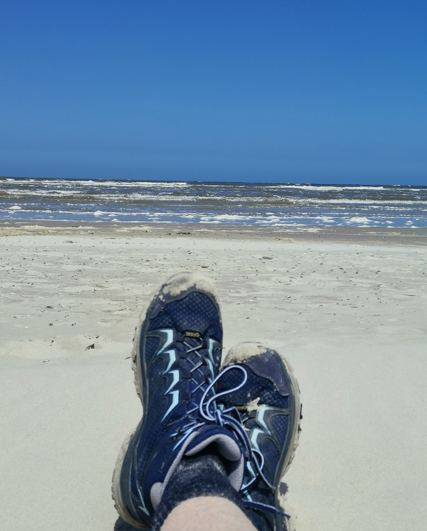 Cordula Schwiderskis Füße am Strand mit Blick aufs Meer