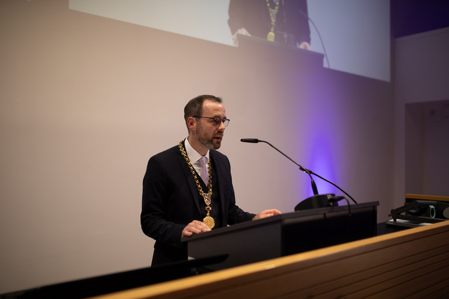 Universitätspräsident Kai Fischbach sprach in seiner Rede zum Dies academicus aktuelle Herausforderungen an.