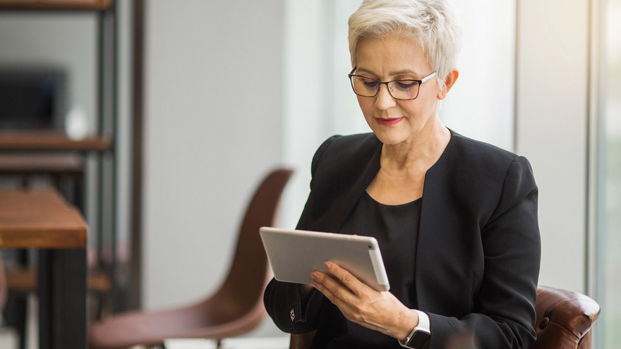 Businessfrau am Tablet