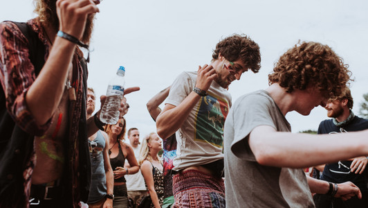 Junge Menschen tanzen auf einem Festival