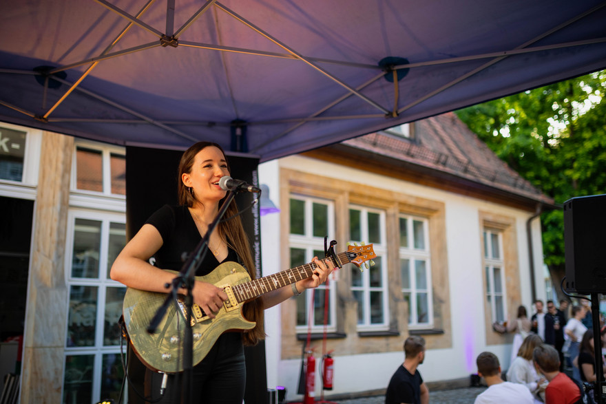 Neben Bands unterhielten auch Einzelkünstlerinnen wie Ellie Benn das Publikum.