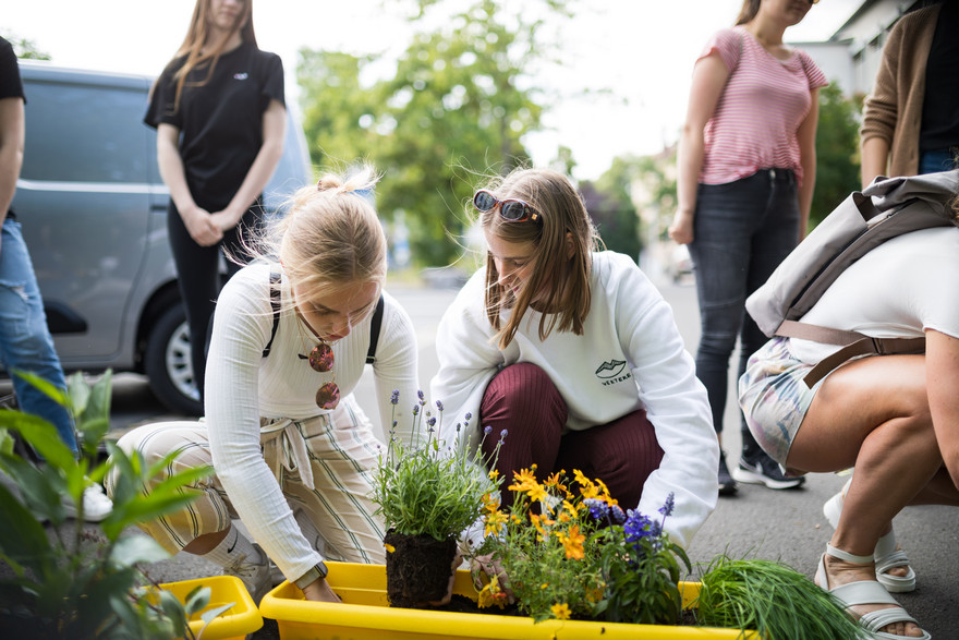 Zwei Studentinnen beim Gärtnern