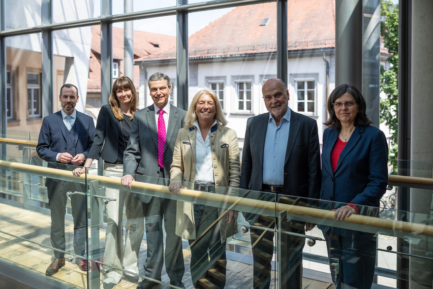 Direkt nach der Wahl (v.l.n.r.): Präsident Kai Fischbach, aktuelle Vizepräsidentin für Diversität und Internationales Christine Gerhardt, Vizepräsident für Lehre und Studierende Stefan Hörmann, Kanzlerin Dagmar Steuer Flieser, Universitätsratsvorsitzender Dieter Timmermann und die neugewählte Vizepräsidentin für Diversität und Internationales Sabine Vogt.