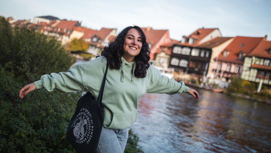 Eine Studentin schlendert in "Klein Venedig", einer ehemaligen Fischersiedlung in der Bamberger Inselstadt.