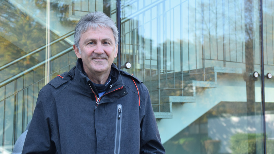 Hartmut Plehn vor dem Rechenzentrum der Uni Bamberg.