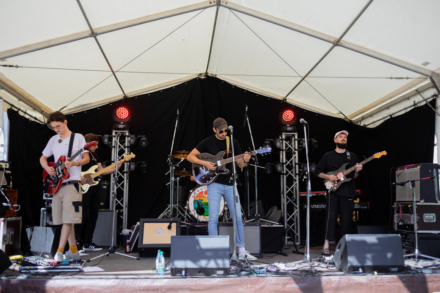 Auf drei Bühnen verteilt bot sich den gesamten Nachmittag und Abend lang ein buntes Programm. Die Band "Rooms in Brucklyn" machte den Auftakt auf der Hauptbühne.