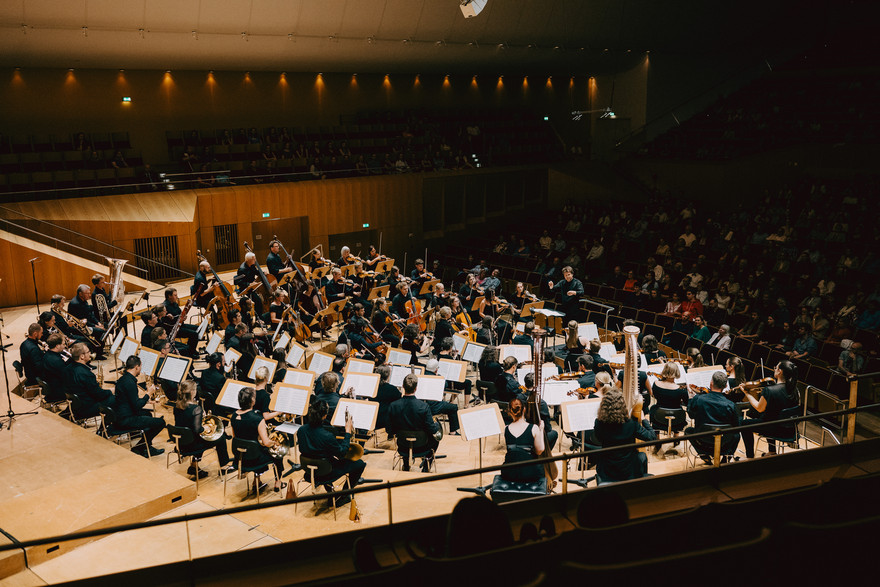 Blick von der Seite auf das Orchester und Dirigent Wilhelm Schmidts