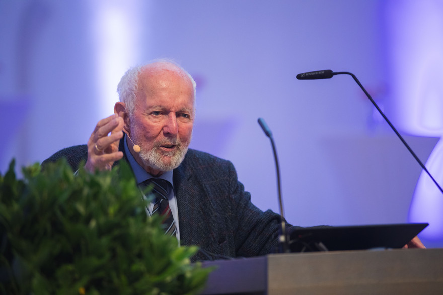 Ernst Ulrich von Weizsäcker steht am Podium und spricht.