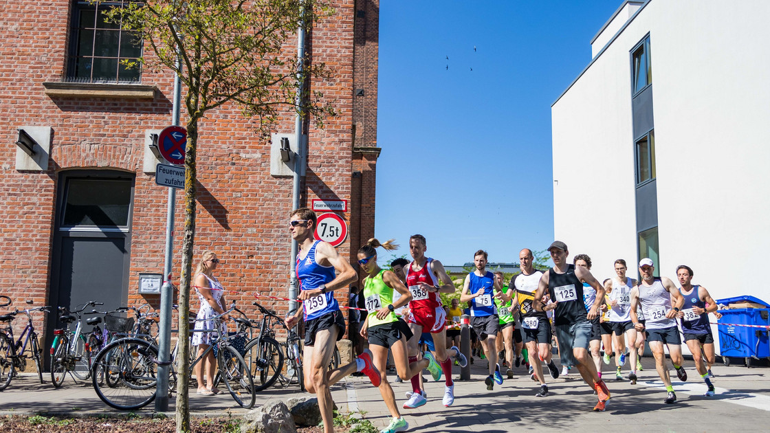 Jogger laufen an Haus vorbei