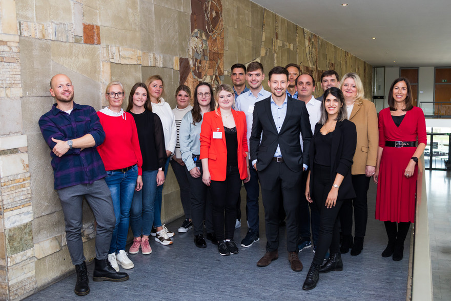 Zwölf Studierende, die ihren Weiterbildungsmaster Steuerberatung beginnen.