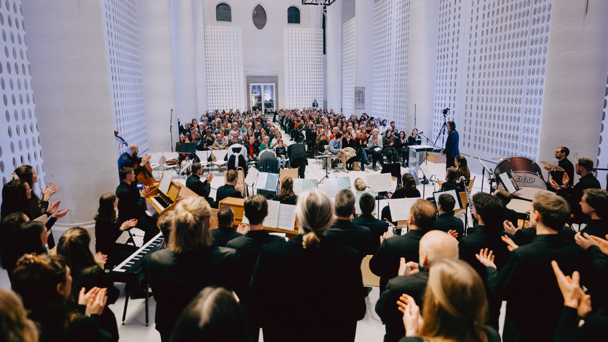 Das Pubilkum lautscht den Mitgliedern der Universitätsmusik