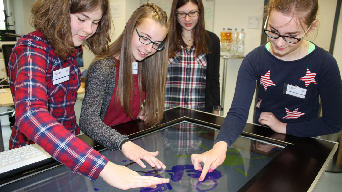 Mädchen begeistern sich beim Girls' Day für Technik.